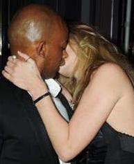 Un bacio di Kate Moss vale 8.000 euro Un bacio di Kate Moss vale 8.000 euro