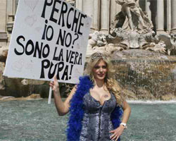 Francesca Cipriani nella fontana di Trevi: “Voglio essere una Pupa!”
