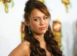 Miley Cyrus protagonista di un video hot: balla una sexy lap dance con un 44enne