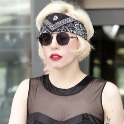 Lady Gaga cade a terra, vittima della sua moda