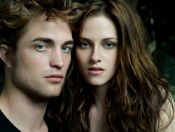 Robert Pattinson e Kristen Stewart abbracciati come due fidanzati, ma nel film trionferà Taylor Lautner?
