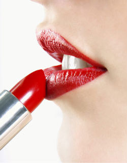 Se il rossetto dura poco, è perché ne mangiamo un kg a testa Se il rossetto dura poco, è perché ne mangiamo un kg a testa