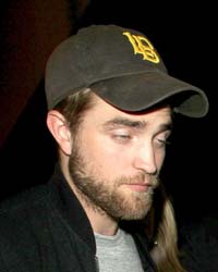 Robert Pattinson: barba lunga e look trasandato al party dopo gli Emmy Awards