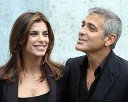 Elisabetta Canalis e George Clooney ospiti di Armani, ma i riflettori sono tutti su di lei Elisabetta Canalis e George Clooney ospiti di Armani, ma i riflettori sono tutti su di lei