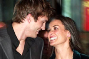 Demi Moore, scatti sexy su Twitter. Ashton Kutcher la tradisce?