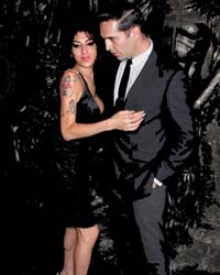 Amy Winehouse è tornata single: ha lasciato Reg Traviss? Amy Winehouse è tornata single: ha lasciato Reg Traviss?