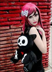 Boom di “Scene Queen” tra le adolescenti: capelli biondo platino, trucco marcato e molti accessori