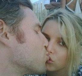 Jessica Simpson su Twitter: “Sono fortunata con Eric Johnson!”