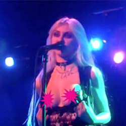 La madre di Taylor Momsen condivide il suo topless in concerto