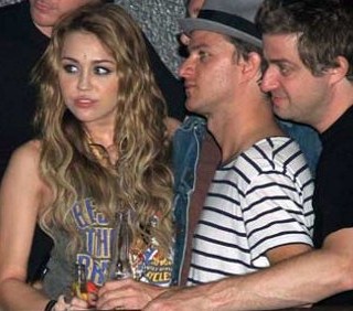 Miley Cyrus ha rotto con Liam Hemsworth e si dà all’alcool a Madrid
