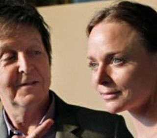 Stella McCartney: fiocco rosa per la mamma VIP