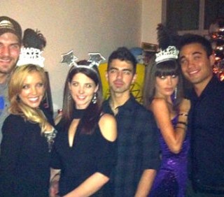 Capodanno bizzarro per Ashley Greene e Joe Jonas
