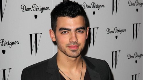 Joe Jonas al party W Magazine Golden Globes senza Ashley Greene Joe Jonas al party W Magazine Golden Globes senza Ashley Greene