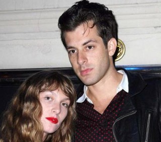 Mark Ronson si fidanza con Josephine De La Baume