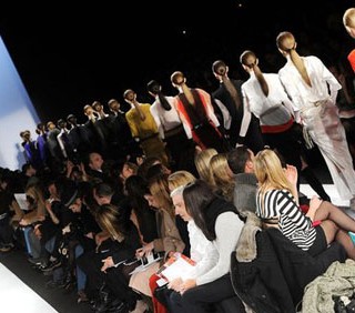 Mercedes Benz Fashion Week: gonne XXLong e grigio