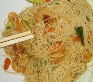 Spaghetti di riso con gamberetti