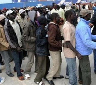 Lampedusa, iniziati i trasferimenti