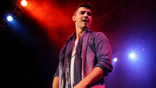 Joe Jonas fuma marijuana e vuole tornare con Taylor Swift Joe Jonas fuma marijuana e vuole tornare con Taylor Swift