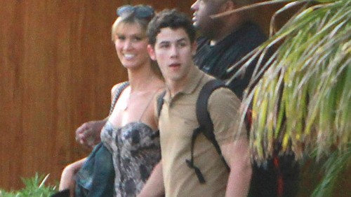 Nick Jonas e Delta Goodrem: weekend romantico in Messico Nick Jonas e Delta Goodrem: weekend romantico in Messico