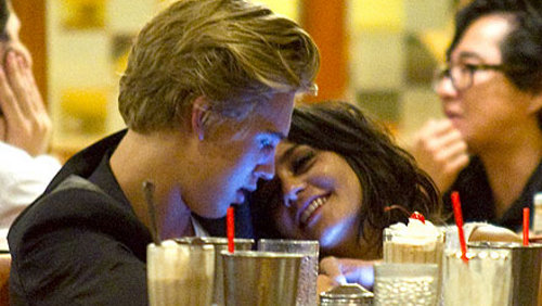Vanessa Hudgens e la sua nuova fiamma si baciano Vanessa Hudgens e la sua nuova fiamma si baciano