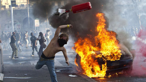 Preso il black bloc con l'estintore: «Volevo spegnere l'incendio» Preso il black bloc con l'estintore: «Volevo spegnere l'incendio»