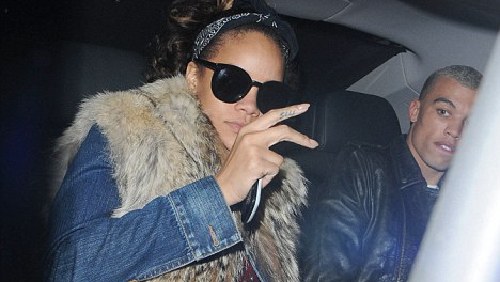 Rihanna ama un pugile simile a Chris Brown Rihanna ama un pugile simile a Chris Brown