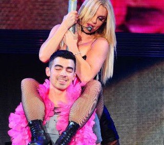 Britney Spears imbarazza Joe Jonas con la lap dance