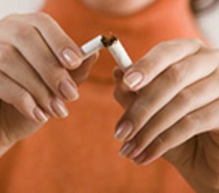Donne, smettere di fumare allunga la vita