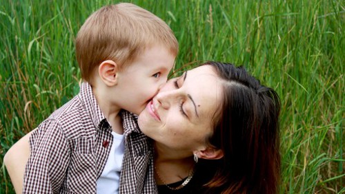 Mamme affettuose? Per i figli nessun problema di droga Mamme affettuose? Per i figli nessun problema di droga