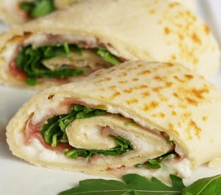 Ricetta tramezzini di piadina con prosciutto crudo e stracchino