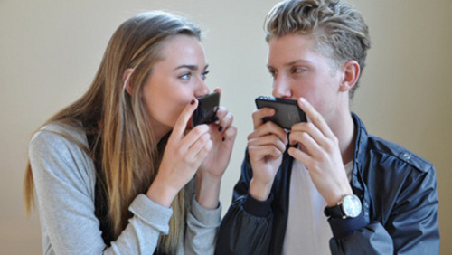 Gli SMS aiutano la coppia? Gli SMS aiutano la coppia?