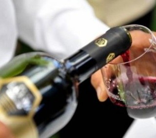 Come servire il vino a un commensale?
