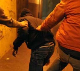 Omosessuale aggredito, in ospedale lo deridono perché gay