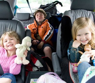 Bimbi in auto: un genitore su 2 distratto alla guida