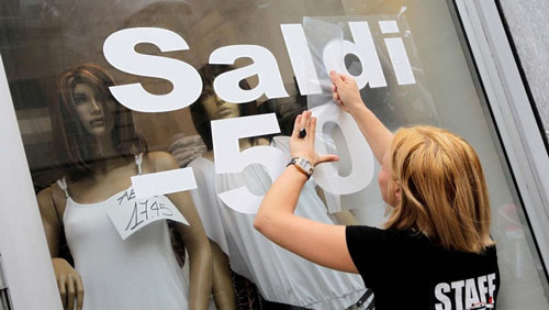 Saldi estivi: la crisi segna il calo delle vendite Saldi estivi: la crisi segna il calo delle vendite