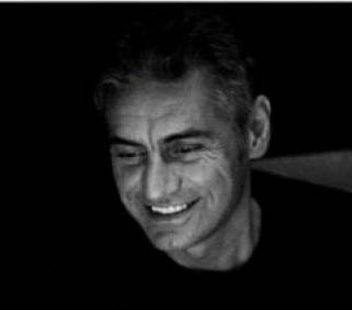 Ligabue taglia i capelli