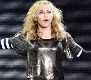 Madonna cade dal palco con Like A Prayer