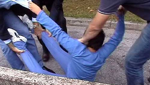 Lo shock del bambino conteso prelevato a scuola Lo shock del bambino conteso prelevato a scuola