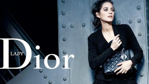 Lady Dior: la borsa iconica è in mostra alla Triennale Lady Dior: la borsa iconica è in mostra alla Triennale