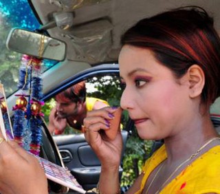 Donne al volante, make-up costante