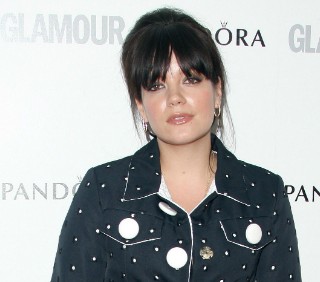 Lily Allen rimanda l’uscita del nuovo album?