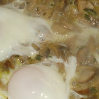 Uova alla boscaiola: ricetta con funghi freschi, patate e parmigiano.
