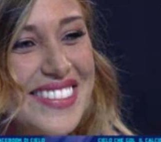 Belen Rodriguez tra farfalle e Corona da Simona Ventura