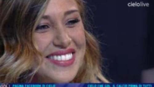 Belen Rodriguez tra farfalle e Corona da Simona Ventura Belen Rodriguez tra farfalle e Corona da Simona Ventura