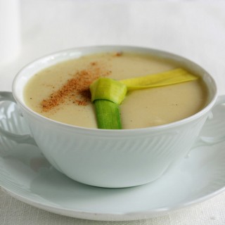 Zuppa di verdure veloce: ricetta con porri, patate e brodo vegetale