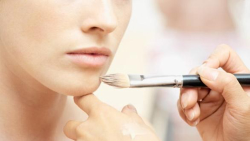 Basta bellezza acqua e sapone: meglio il make-up Basta bellezza acqua e sapone: meglio il make-up