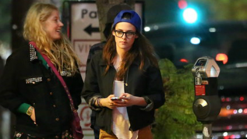 Kristen Stewart a spasso con gli amici di Robert Pattinson Kristen Stewart a spasso con gli amici di Robert Pattinson