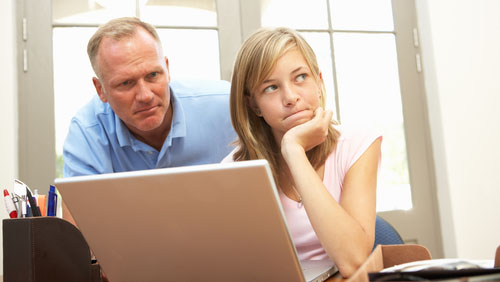Genitori su Facebook? Solo per controllare i figli Genitori su Facebook? Solo per controllare i figli