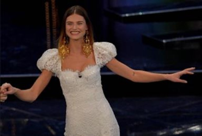 Tendenze capelli 2013: la riga si porta al centro Tendenze capelli 2013: la riga si porta al centro