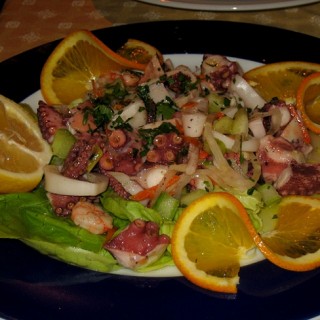 Insalata del pescatore: sapore di sale e di mare, che entra anche nelle tavolate della festa